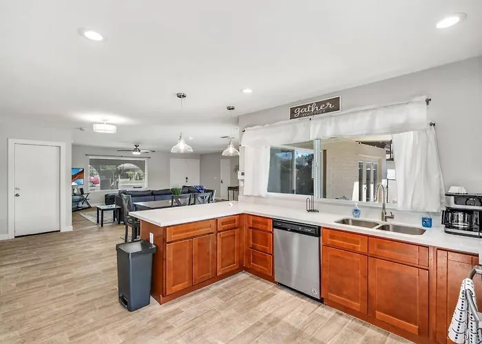 Amazing 3 Bedroom W/pool, Minutes From Phx And Sports Glendale